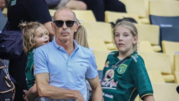 Pelatih Arema FC Fernando Valente kedapatan menyaksikan laga Persebaya vs Persib