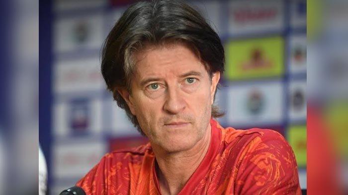 Pelatih Borneo FC, Pieter Huistra saat jumpa pers jelang laga melawan Persebaya di Stadion Gelora Bung Tomo.
