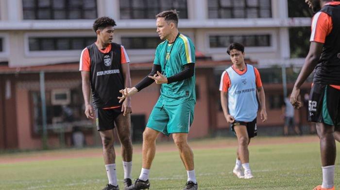 Braif Fatari (Kiri) dan Pelatih Paul Munster di sesi latihan perdana Persebaya Surabaya di Lapangan Thor, Surabaya pada Sabtu (15/6)