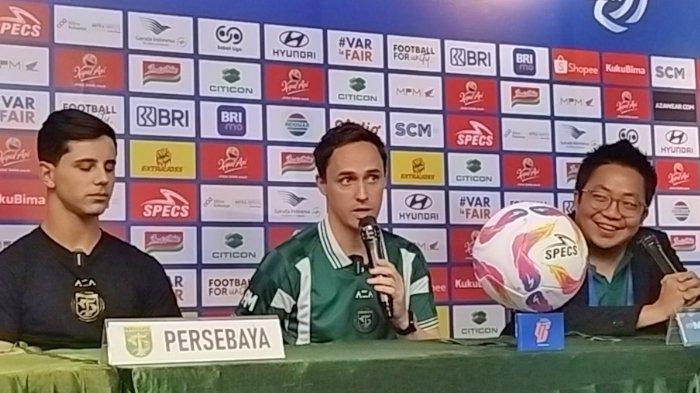 Pelatih Paul Munster (tengah) saat jumpa pers jelang laga Persebaya Surabaya Vs Borneo FC di Sutos, Kamis (19/12/2024)