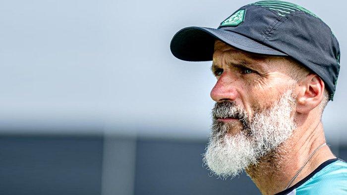 LATIHAN TIM - Pelatih Persebaya, Eduardo Perez Moran saat memimpin latihan tim di Lapangan ABC Kompleks Stadion Gelora Bung Tomo Surabaya pada Senin (23/6/2025) lalu. Eduardo Perez belum menentukan sosok kapten tim untuk musim 2025/2026.