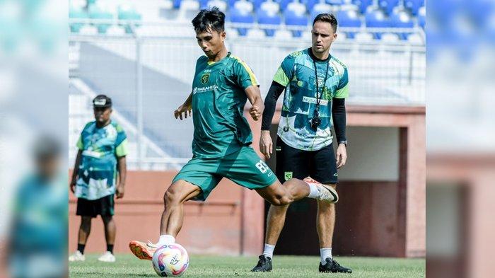 Pelatih Persebaya Paul Munster mengawasi pemainnya dalam sesi latihan di Stadion Gelora 10 Nopember Surabaya.
