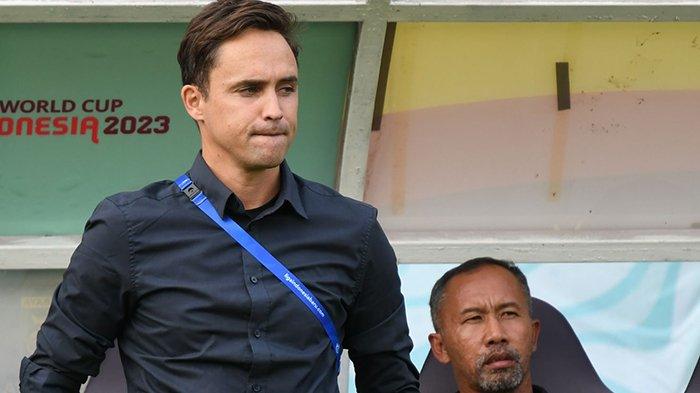 Pelatih Persebaya, Paul Munster didampingi asisten Uston Nawawi pada laga Liga 1 di Stadion Gelora Bung Tomo (GBT) Surabaya