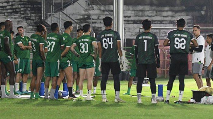 Laga klasik Arema FC vs Persebaya bakal tersaji di Stadion Kapten I Wayan Dipta, Gianyar, Bali, Rabu (27/3/2024) malam. Pelatih Persebaya, Paul Munster mewanti-wanti wasit agar fair play.