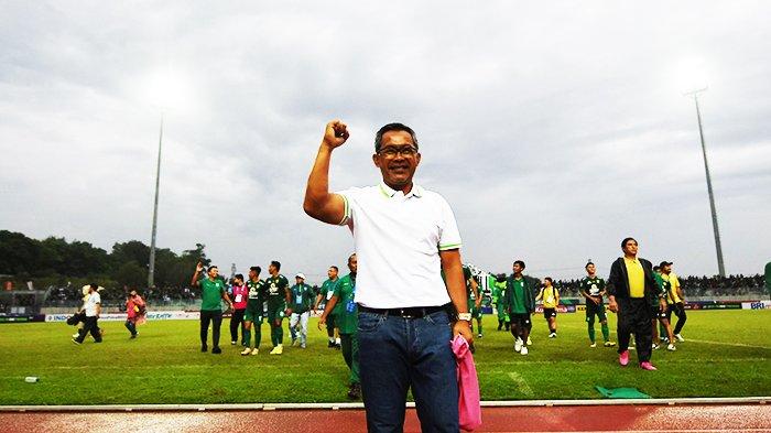 Pelatih Persebaya Surabaya, Aji Santoso terus berusaha membangkitkan timnya dari keterpurukan di Liga 1