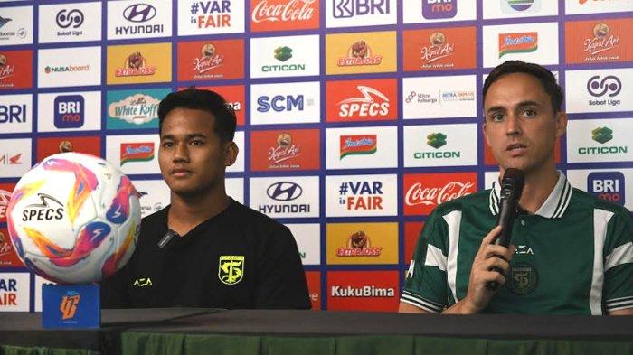 Pelatih Persebaya Surabaya, Paul Munster (kanan), saat Pre Match Conference (PMPC) di kantor pemasaran Persebaya Surabaya, Kamis (16/1/2025). Persebaya akan menjamu Malut United di Stadion Gelora Bung Tomo (GBT) pada Jumat (17/1/2025) pada laga pekan ke-19 Liga 1 2024/2025 dan akan dipimpin wasit asing asal Korea Selatan, Ko Hyung Jin.