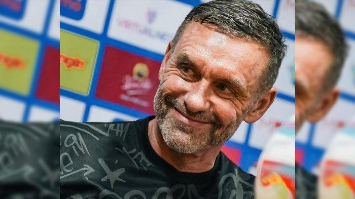 Pelatih Persija, Thomas Doll saat jumpa pers jelang laga hadapi Persebaya di Stadion GBT.
