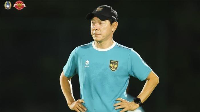 Pelatih Timnas Indonesia, Shin Tae-yong saat memimpin latihan tim di Surabaya.