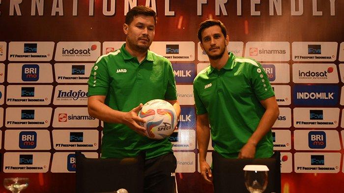 Pelatih Timnas Turkmenistan, Mergen Orazov (kiri) bicara kekuatan Timnas Indonesia yang bakal dihadapi di Stadion Gelora Bung Tomo (GBT) Surabaya, Jumat (8/9/2023)
