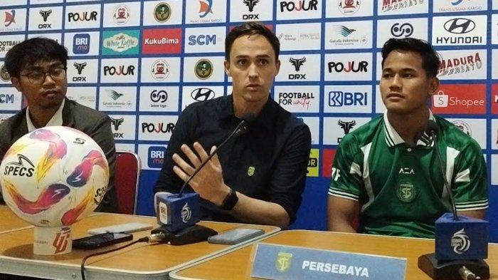 Pelatih dan pemain Persebaya Surabaya, Paul Munster dan Toni Firmansyah, saat jumpa pers setelah menghadapi tuan rumah Madura United di Stadion Gelora Bangkalan (SGB), Senin (2/12/2024) malam. Laga berakhir 1-2 untuk Persebaya.