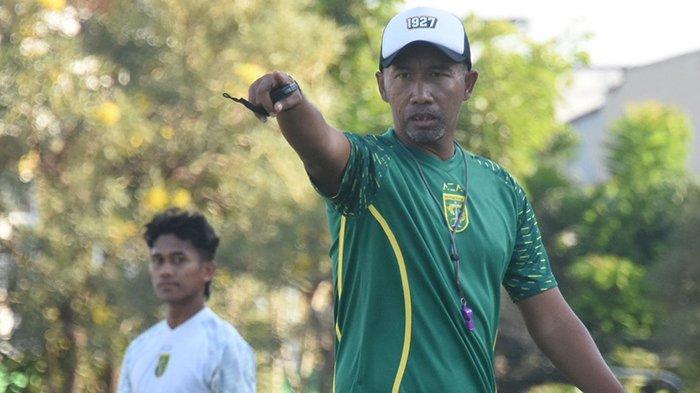 Persebaya Surabaya punya kelemahan di sektor belakang selama Liga 1 putaran pertama. Pelatih sementara Persebaya Uston Nawawi akan mendatangkan pemain bertahan baru