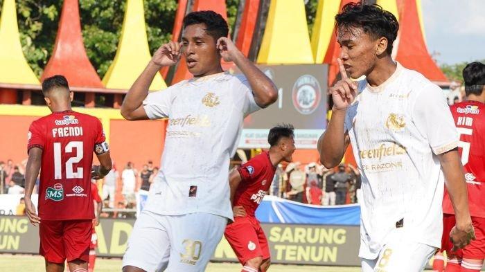 Pemain Arema FC merayakan gol ke jala Semen Padang dalam lanjutan Liga 1 2024/2025 pekan ke-17.