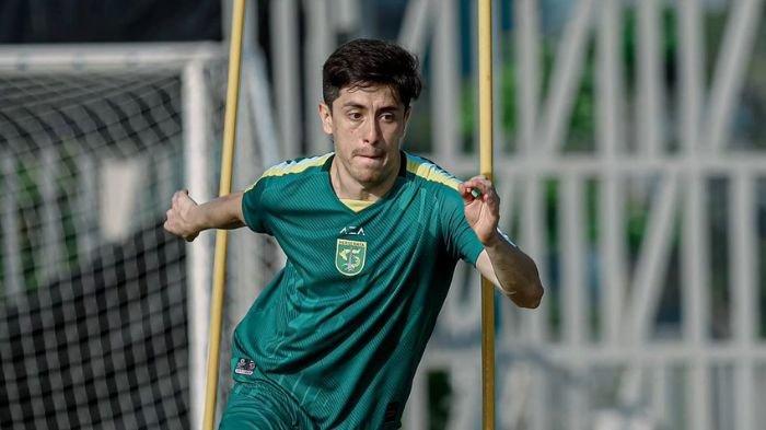 Pemain Asing Persebaya Surabaya Francisco Rivera saat sesi latihan di Lapangan ABC, Stadion Gelora Bung Tomo, Surabaya.