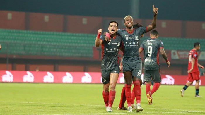 Pemain Madura United, Lulinha dan Hugo Gomes saat selebrasi usai mencetak gol.