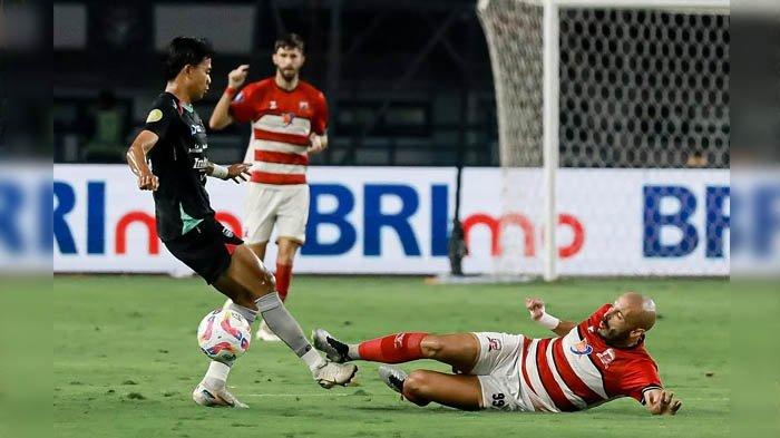 DUEL SENGIT - Pemain Madura United, Youssef Ezzejjari berduel dengan pemain Persib Bandung di Stadion Gelora Bandung Lautan Api, Sabtu (22/2/2025) malam. Laga pekan ke-24 Liga 1 2024/2025 ini, berakhir imbang 0-0.