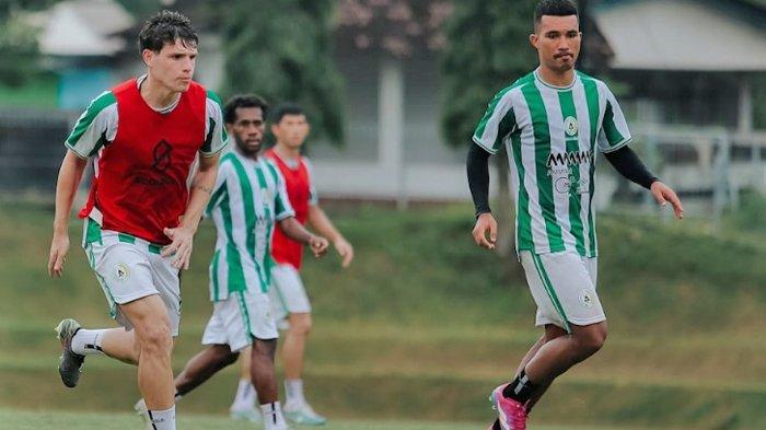 Pemain PSS Sleman menjalani latihan jelang menghadapi Persebaya Surabaya di Stadion Manahan Solo, Sabtu (11/1/2025) sore.