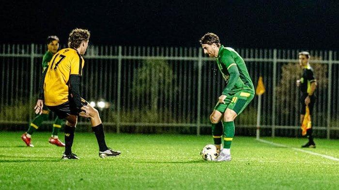 PERSEBAYA MENANG - Pemain Persebaya, Dejan Tumbas (menguasai bola) dihadang pemain Football West All Star di Sam Kerr Football Centre, Queens Park, Perth, Australia, Rabu (9/7/2025) malam ini. Pertandingan berakhir 0-2 untuk kemenangan Persebaya.