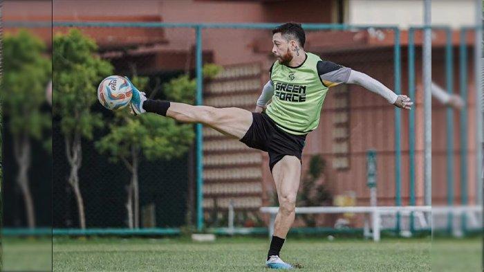 Pemain Persebaya, Robson Duarte saat berlatih bersama tim sebelum mengalami cedera.