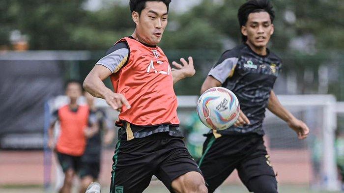 Pemain Persebaya, Song Ui-young (kiri) saat menjalani internal game di Stadion Gelora Bung Tomo (GBT) Surabaya. Tim Bajul Ijo terus latihan dengan intensitas tinggi jelang lawan PSIS Semarang