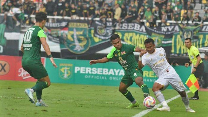Pemain Persebaya Surabaya Ardi Idrus berebut bola dengan pemain Arema B Setiawan pada pertandingan yang berlangsung di Stadion Gelora Bung Tomo (GBT) Surabaya, Sabtu (7/12/2024). Pada laga Liga 1 musim 2024/2025 Matchday ke-13 Persebaya Surabaya Vs Arema FC yang berakhir dengan skor 3-2 untuk kemenangan Persebaya.