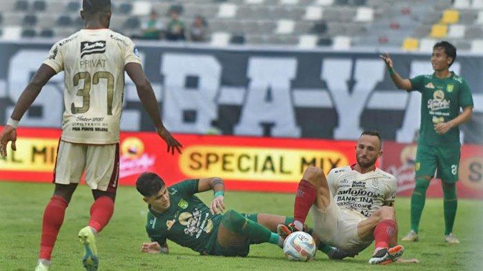 Pemain Persebaya Surabaya Bruno Moreira (kiri bawah) berebut bola dengan pemain Bali United pada laga di Stadion Gelora Bung Tomo Surabaya, Rabu (24/4/2024). Pada pertandingan Liga 1 musim 2023/ 2024 Matchday ke-33 ini Persebaya kalah telak oleh Bali United 0-2.