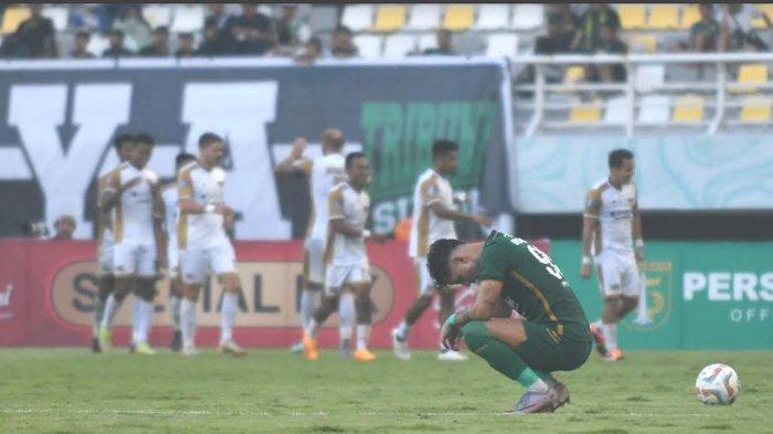 Pemain Persebaya Surabaya, Bruno Moreira, tertunduk lesu saat pemain Dewa United, Robi Darwis, merayakan gol pada pertandingan yang berlangsung di Stadion Gelora Bung Tomo (GBT) Surabaya, Selasa (16/4/2024). Pada pertandingan Liga 1 musim 2023/2024 Matchday ke-31 ini Persebaya sebagai tuan rumah kalah telak oleh Dewa United dengan skor akhir 0-3.