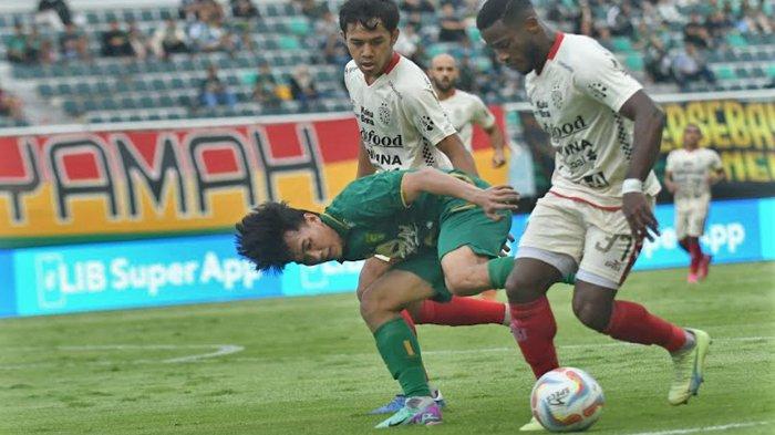 Pemain Persebaya Surabaya M Iqbal (tengah) diapit pemain Bali United Luthfikamal (kiri) dan Privat (kanan) pada laga yang berlangsung di Stadion Gelora Bung Tomo Surabaya, Rabu (24/4/2024). Pada pertandingan Liga 1 musim 2023/ 2024 Matchday ke-33 ini Persebaya kalah telak oleh Bali United 0-2.