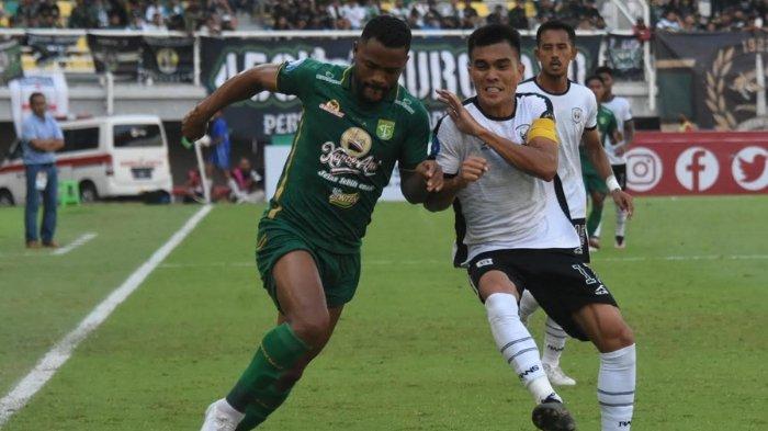 Pemain Persebaya Surabaya P Victor (kiri)) berebut bola dengan pemain Rans Nusantara FC Paulo (kanan) pada pertandingan yang berlangsung di Stadion Gelora Bung Tomo Surabaya, Minggu (23/7/2023). Pada laga pekan keempat Liga 1 2023/2024 ini Persebaya Surabaya ditahan imbang Rans Nusantara FC dengan skor akhir 2-2