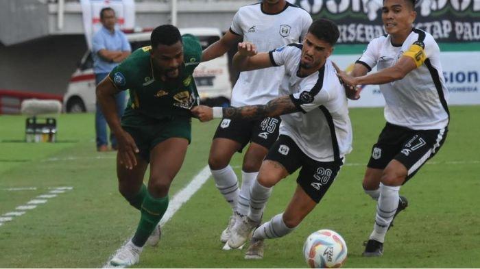 Pemain Persebaya Surabaya P Victor (kiri)) dikepung pemain Rans Nusantara pada pertandingan yang berlangsung di Stadion Gelora Bung Tomo Surabaya, Minggu (23/7/2023). Pada laga pekan keempat Liga 1 2023/2024 ini Persebaya Surabaya ditahan imbang Rans Nusantara FC dengan skor akhir 2-2