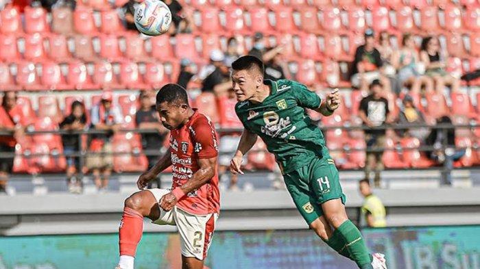 Pemain Persebaya Surabaya, Sho Yamamoto, saat duel udara dengan pemain Bali United di Stadion Kapten I Wayan Dipta, Bali, Jumat (20/10/2023) sore.