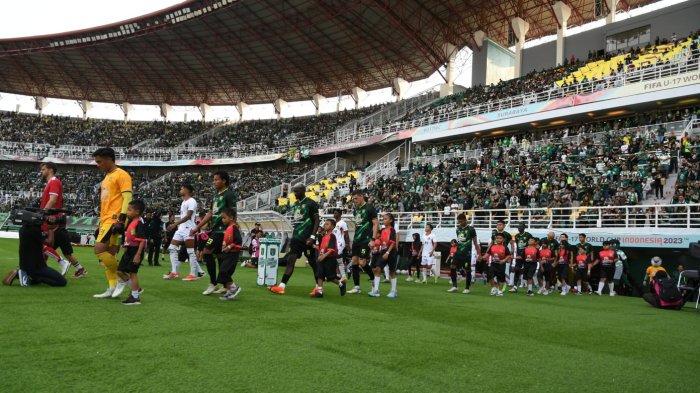 Pemain Persebaya Surabaya dan Persik Kediri memasuki Stadion Gelora Bung Tomo, Surabaya