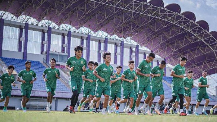 Pemain Persebaya Surabaya menjalani latihan jelang menghadapi Persita Tangerang di Stadion Indomilk Arena, Jumat (23/2/2024) besok sore.