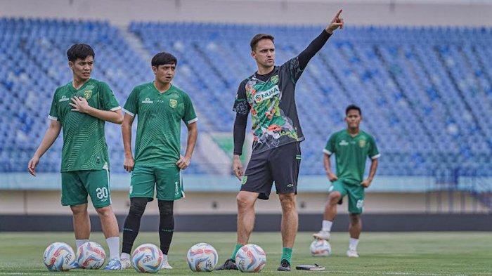 Pemain Persebaya Surabaya menjalani ofisial training di Stadion Si Jalak Harupat, jelang hadapi Persib Bandung, Sabtu (20/4/2024) besok sore.