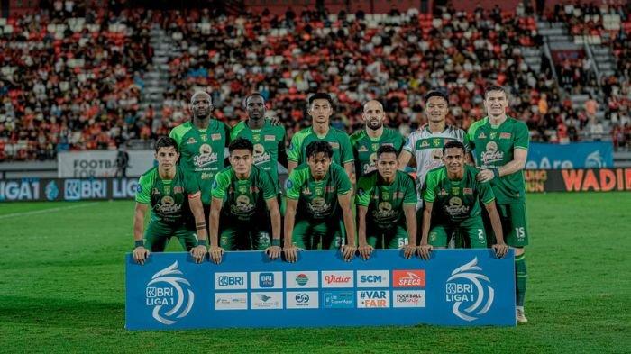 Pemain Persebaya Surabaya saat berpose sebelum bertanding melawan Bali United