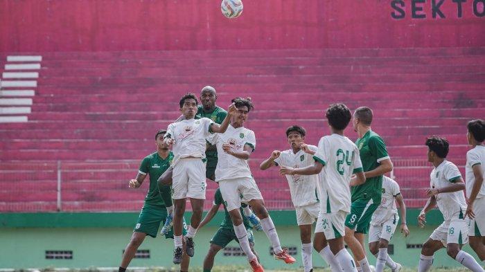 Pemain Persebaya Surabaya saat melakoni latih tanding melawan Persebaya EPA U20
