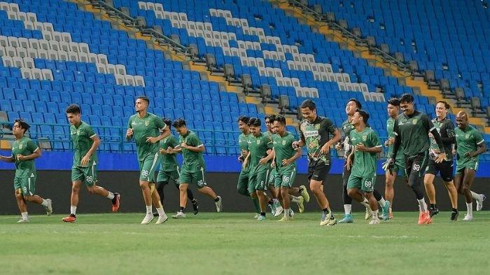 Pemain Persebaya Surabaya saat melakoni persiapan terakhir jelang lawan PSM Makassar di Stadion Batakan, Balikpapan