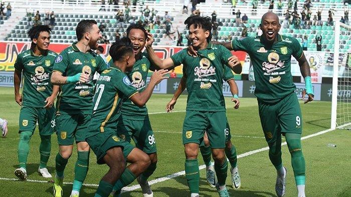 Pemain Persebaya Surabaya saat merayakan gol dari M Iqbal di Stadion Gelora Bung Tomo, Surabaya