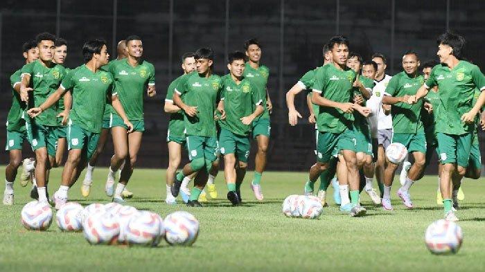 Pemain Persebaya menjalani latihan di Stadion Gelora 10 Nopember, Surabaya. Persiapan jelang menghadapi Arema FC pada Rabu (27/3/2024) mendatang, di Stadion Kapten I Wayan Dipta, Bali.