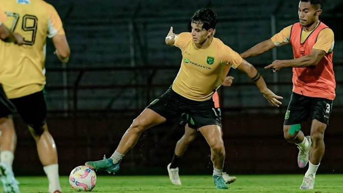 BERLATIH KERAS - Pemain Persebaya menjalani latihan di Stadion Gelora 10 November Surabaya pada Kamis (13/2/2024). Persiapan maksimal jelang menjamu PSBS Biak di Stadion Gelora Bung Tomo (GBT), Sabtu (15/2/2025) besok malam.
