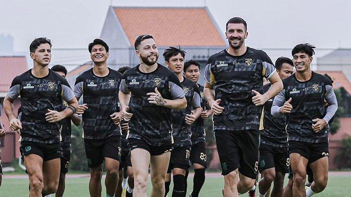 Para pemain Persebaya Surabaya sudah selesai menjalani libur panjang pascamenang atas Bhayangkara FC 1-0 di Liga 1. Kini Bajul Ijo sudah kembali menggelar latihan sambut lanjutan Liga 1.