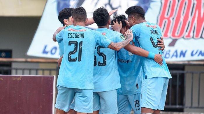 Pemain Persela Lamongan merayakan kemenangan melawan FC Bekasi
