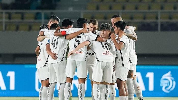 SOLID - Pemain Persija Jakarta melingkar sebelum bertanding melawan Persis Solo di Liga 1 2024/2025