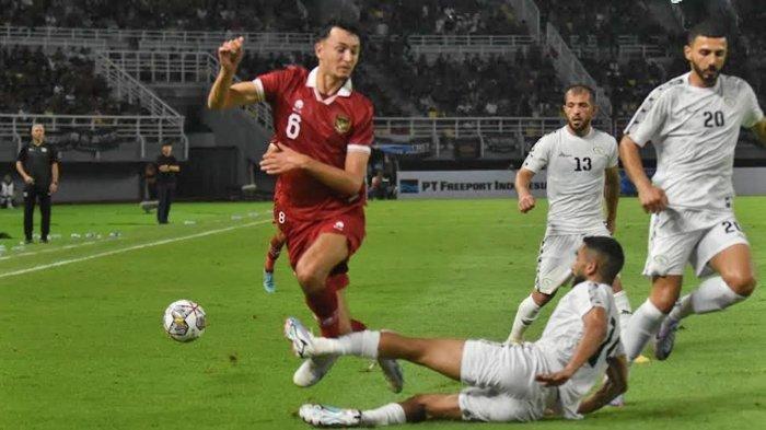 Pemain Timnas Indonesia Ivar Jenner (kiri) berusaha mengamankan bola dari pemain Timnas Palestina Samer ss Jondi (putih kanan) pada laga FIFA Matchday yang berlangsung di Stadion Gelora Bung Tomo (GBT) Surabaya, Rabu (14/6/2023).