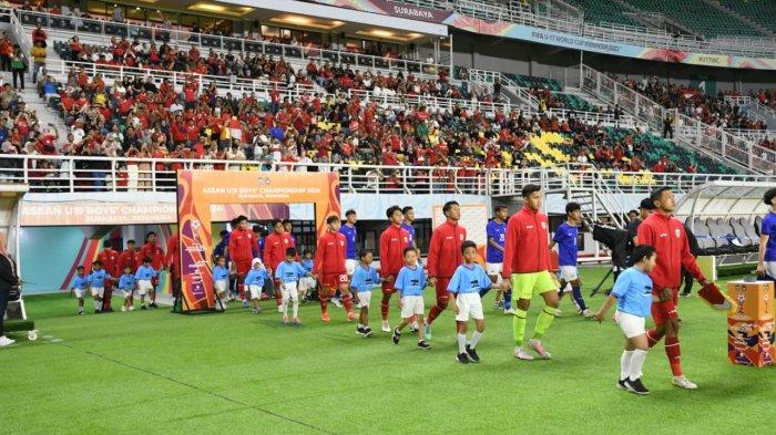 Pemain Timnas Indonesia U19 memasuki lapangan di laga melawan Kamboja pada laga ASEAN CUP U19 2024 di Stadion Gelora Bung Tomo, Surabaya, Sabtu (20/7).