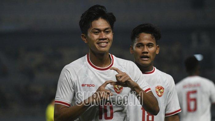 Pemain Timnas U-19 Indonesia, M Kafiatur (10) melakukan selebrasi usai mencetak gol ke gawang Timor Leste di Stadion GBT, Selasa (23/7/2024) Malam.