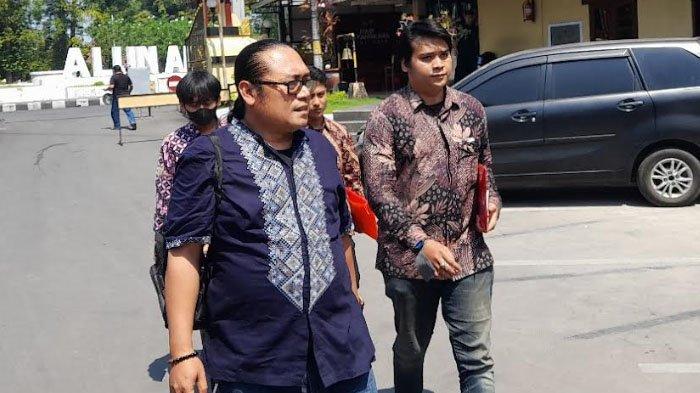Pemilik Pangkalan LPG di Kelurahan Rogotrunan, Kecamatan Lumajang, Ahmad Nur Huda (berkacamata) mendatangi Polres Lumajang untuk mengajuan pengaduan terhadap Bupati Lumajang, Thoriqul Haq buntut konten kontroversial, Rabu (2/8/2023).