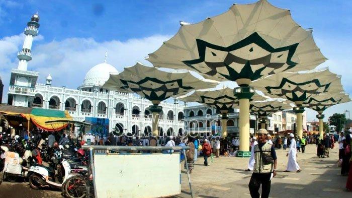 Masyarakat Kota Pasuruan saat menikmati layanan wifi gratis di perkantoran Pemkot Pasuruan dan di alun - alun Kota Pasuruan.