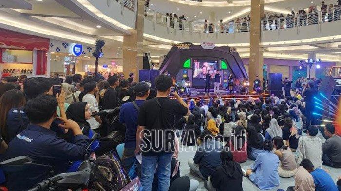 Pengunjung Mall Royal Plaza saat memadati Pameran Nmax Turbo.