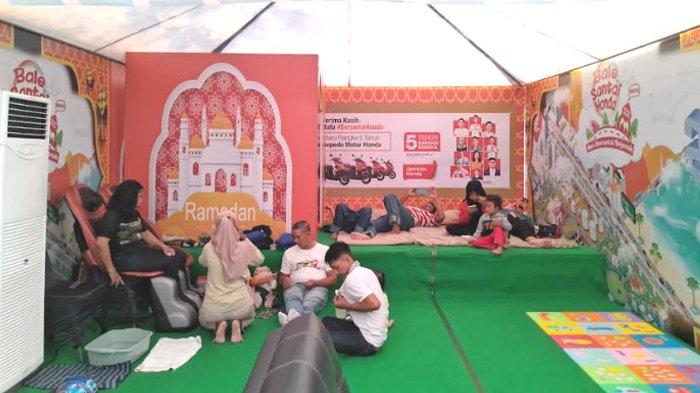 Pengunjung menikmati layanan di Bale Santai Honda (BSH) MPM Honda Jatim yang disediakan bagi pemudik yang melewati wilayah Jatim selama arus mudik Lebaran 2024.