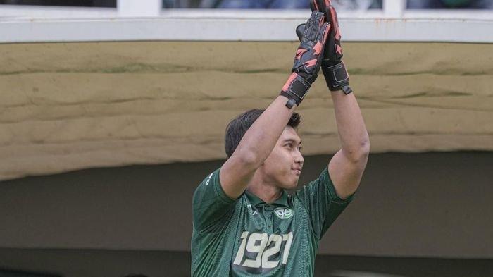 Penjaga gawang Persebaya Surabaya Aditya Arya. Kiper asal Malang itu dikabarkan mengalami kecelakaan usai pulang latihan